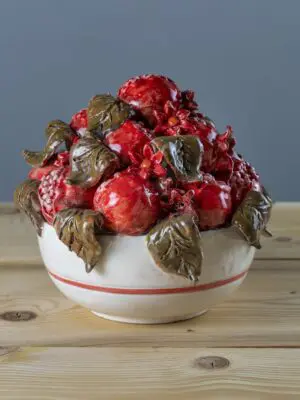 Centrotavola in ceramica con melagrane fiori e foglie