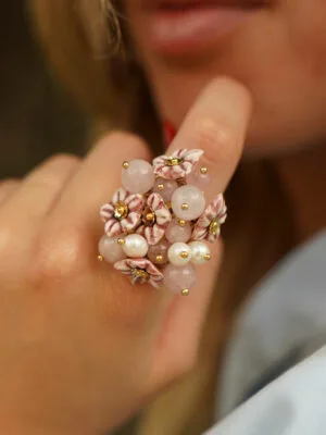 Anello con fiorellini rosa, pietre e perle di fiume