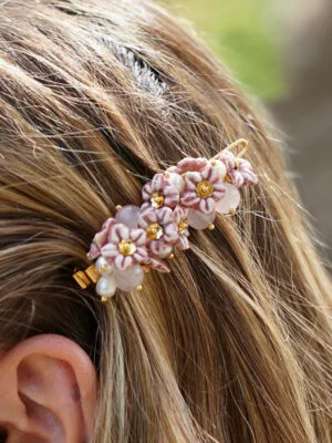 Fermaglio per capelli con fiori, pietre e perle