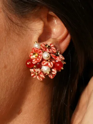Orecchini bouquet a clip con fiorellini rossi in ceramica, perle e pietre