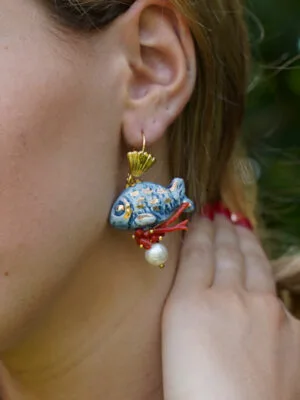 Orecchini con pesce blu, oro e corallo