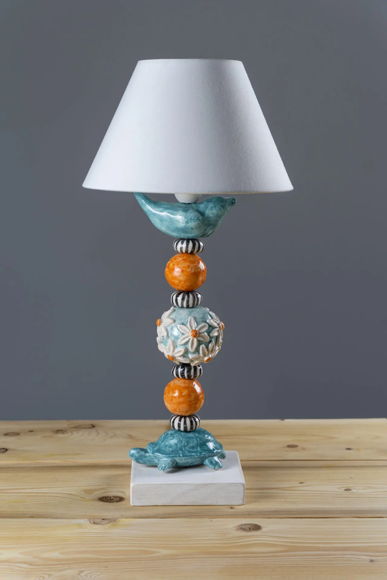 lampada totem con fiori in turchese