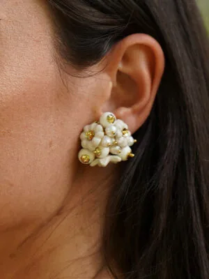 Orecchini bouquet a clip con fiorellini bianchi in ceramica, perle e pietre