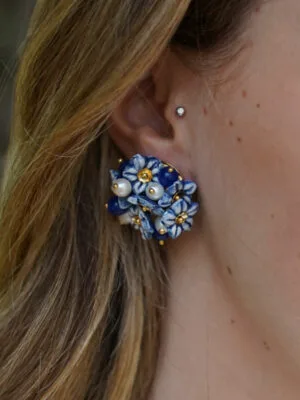 Orecchini bouquet a clip con fiorellini blu in ceramica, perle e pietre