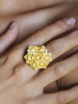 Anello Bouquet con fiorellini gialli in ceramica, perle e pietre